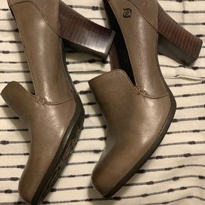 Born heel size 9. Like new barely worn.